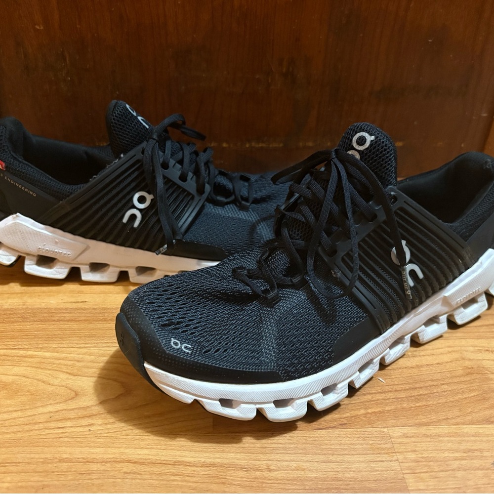 On Running women’s Black and White Athletic Shoes